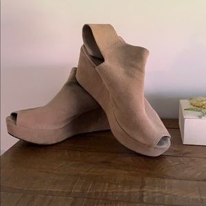 Chocolat Blu suede wedge in tan